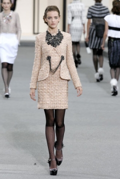 B_181223108206chanel-ss09w071.jpg