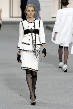 B_251223108207chanel-ss09w101.jpg